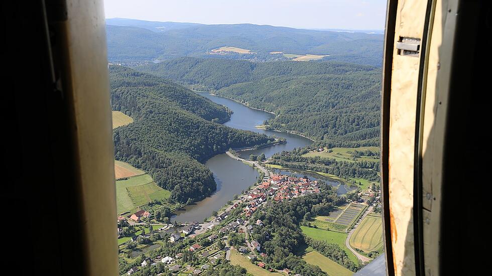 Spektakuläre Fallschirmspringerübung am Edersee