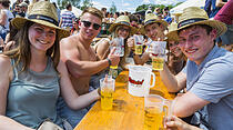 Bestes Wetter und beste Stimmung beim 2. Giessener Apfelwein-Kulturfest. (Foto: chl)