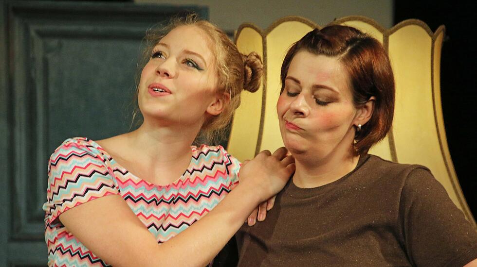 Heldentheater zeigt Krimikomödie "Acht Frauen" im Theater Altes Hallenbad