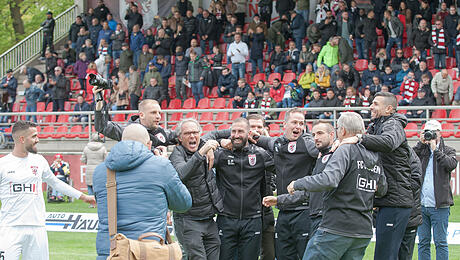 Der FC Gießen gewinnt am Samstag mit 2:1 gegen den FSC Lohfelden und feiert damit vorzeitig die Hessenliga-Meisterschaft. (Foto: Friedrich)