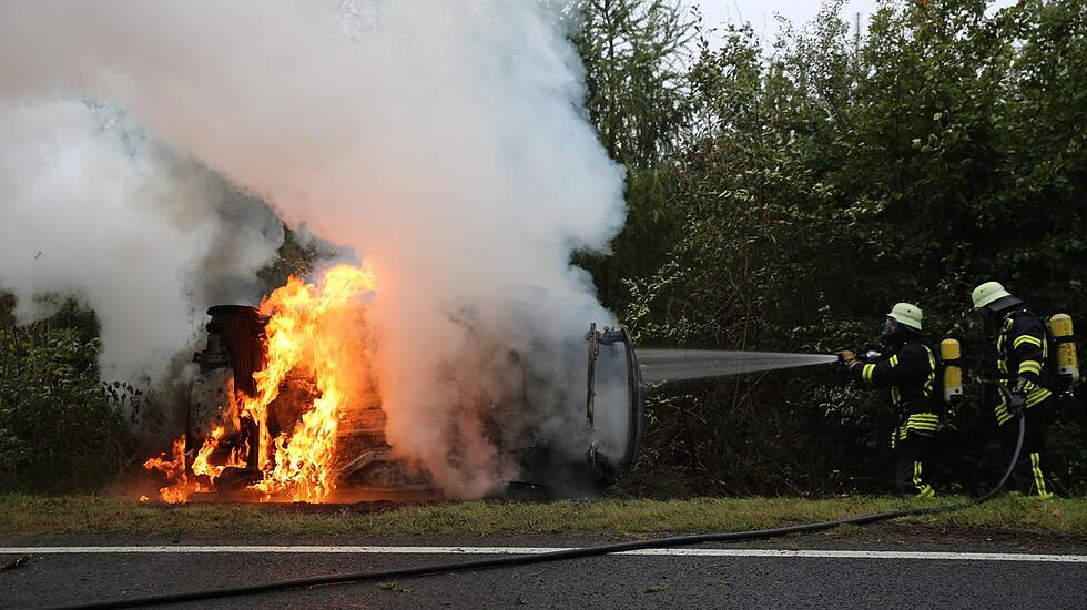 Auf B 62 bei Alsfeld: Auto geht nach Unfall in Flammen auf