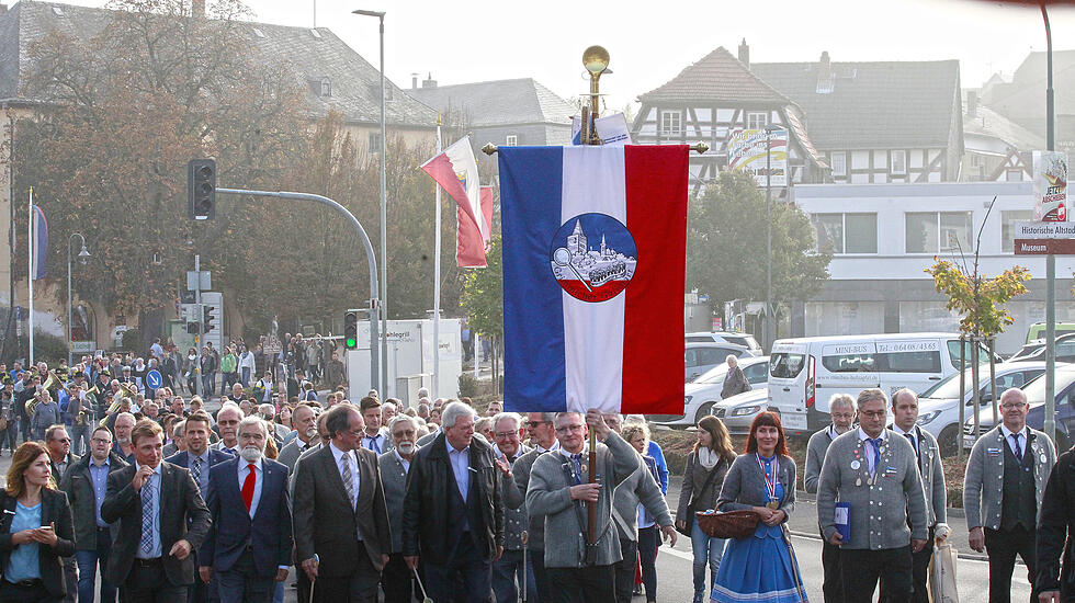 Gallusmarkt Grünberg: Frühschoppen und Wurzelbürger-Bürsterei