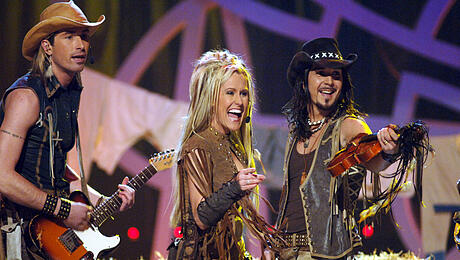 Unvergessen der 90er-Hit "Cottoneye Joe" von Rednex.