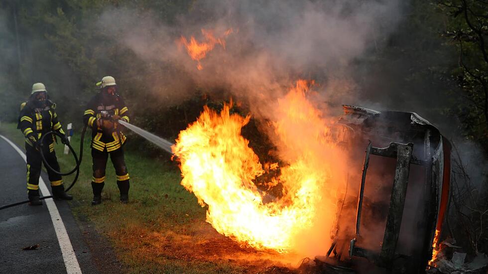 Auf B 62 bei Alsfeld: Auto geht nach Unfall in Flammen auf