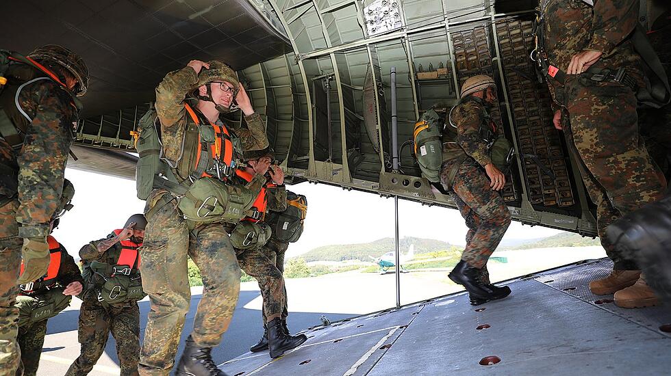 Spektakuläre Fallschirmspringerübung am Edersee
