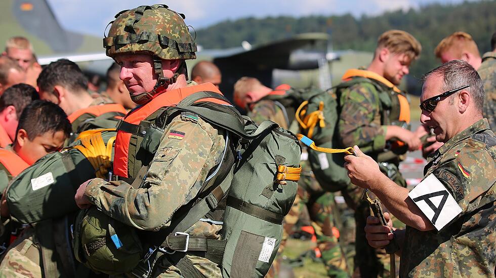 Spektakuläre Fallschirmspringerübung am Edersee