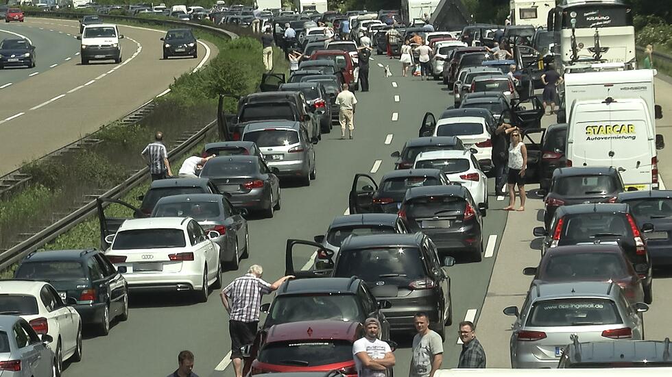 Schwerer Unfall auf A5: PKW rutscht unter Leitplanke zwischen Friedberg und Ober-Mörlen.