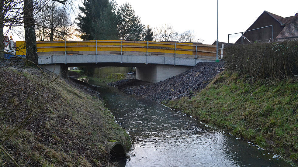 Grünberg-Lumda, Brückenbau in der Dorfstraße, Bauherr: Stadt Grünberg, Baubeginn: Mai 2017, Fertigstellung: Ende Februar 2018, Baukosten: rund 260 000 Euro