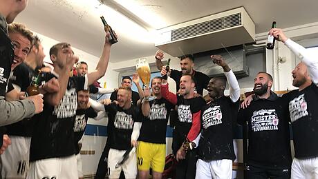 In der Spielerkabine feiert die Mannschaft des FC Gießen den Aufstieg. (Foto: sno)