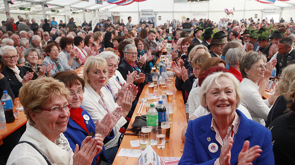 Gallusmarkt Grünberg: Frühschoppen und Wurzelbürger-Bürsterei