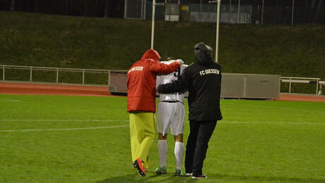 Markus Müller muss nach dem Elfmeterschießen getröstet werden. (Foto: sno)