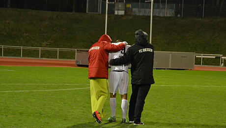 Markus Müller muss nach dem Elfmeterschießen getröstet werden. (Foto: sno)