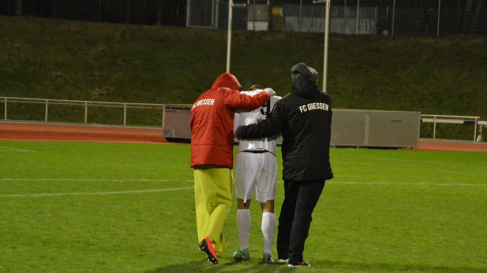 Markus Müller muss nach dem Elfmeterschießen getröstet werden. (Foto: sno)