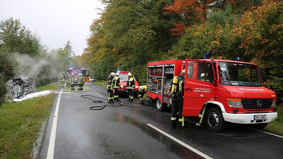 Auf B 62 bei Alsfeld: Auto geht nach Unfall in Flammen auf