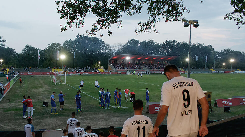 So lief das erste Flutlichtspiel des FC Gießen