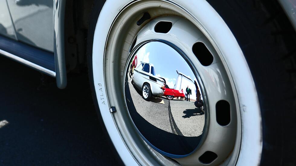 20 Radkappe eins 1200er VW Käfer mit Spiegelung des NSU TT von W