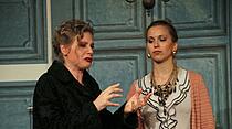 Heldentheater zeigt Krimikomödie "Acht Frauen" im Theater Altes Hallenbad
