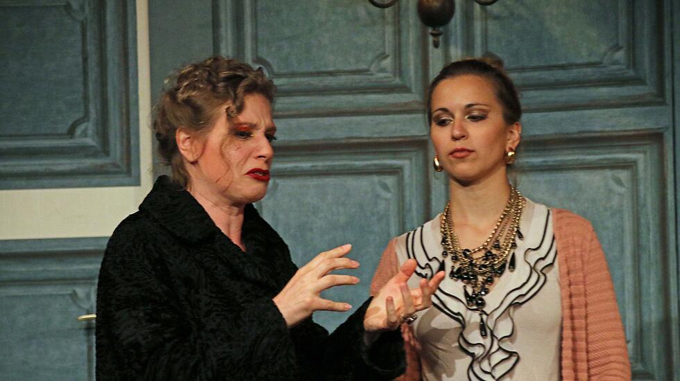 Heldentheater zeigt Krimikomödie "Acht Frauen" im Theater Altes Hallenbad