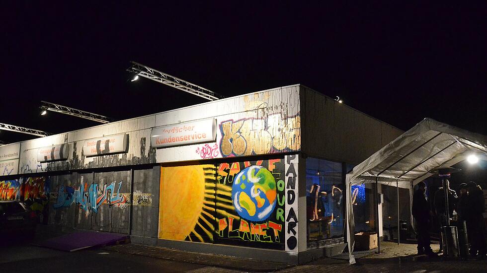 "KW46"-Kunst- und Abrissparty auf dem Gelände der früheren Aral-Tankstelle in Nieder-Mörlen