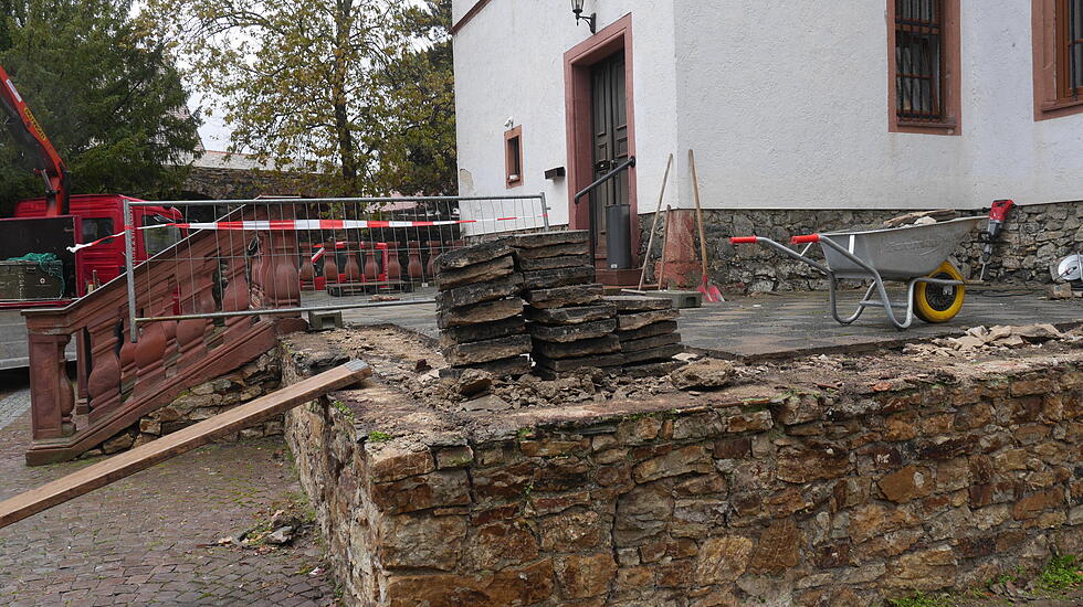 Ab Oktober 2014 ist der Söller am Haupteingang mit Sandstein-Balustrade und Treppe dran.