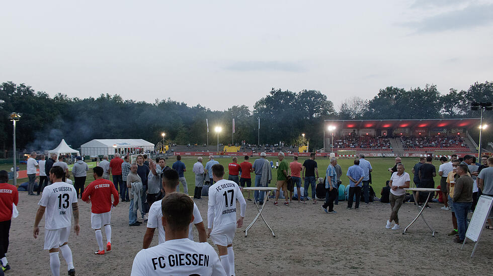 So lief das erste Flutlichtspiel des FC Gießen