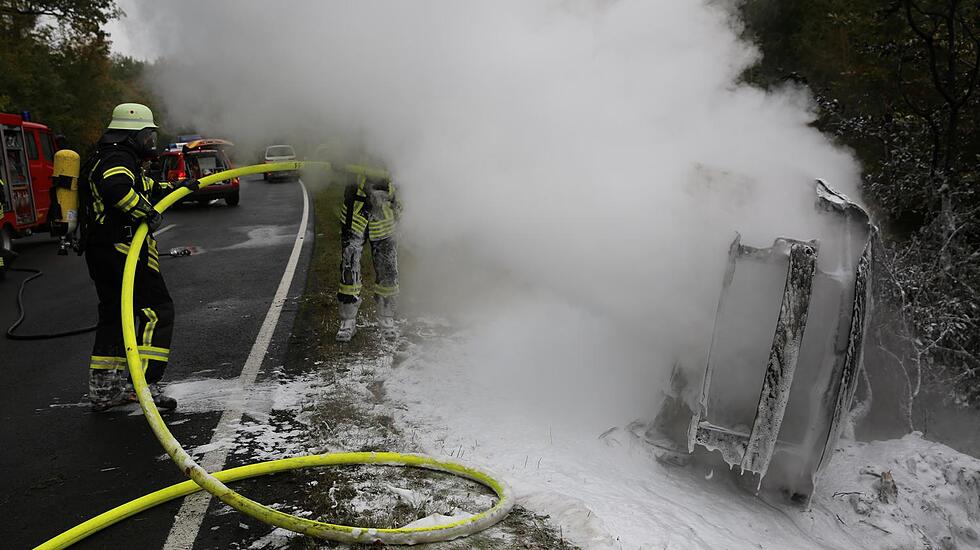 Auf B 62 bei Alsfeld: Auto geht nach Unfall in Flammen auf
