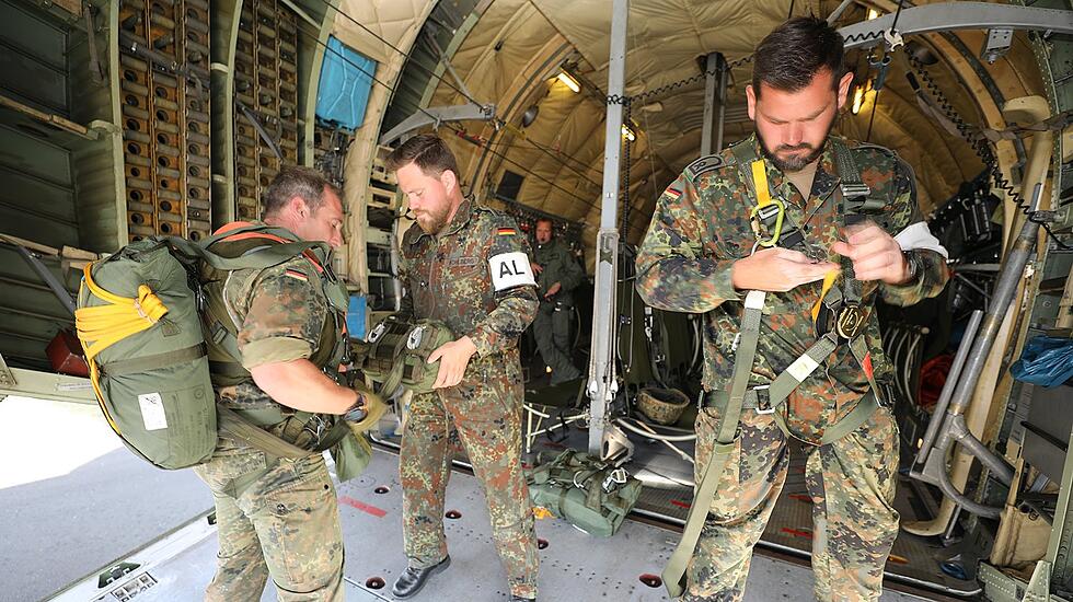 Spektakuläre Fallschirmspringerübung am Edersee