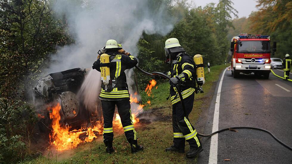 Auf B 62 bei Alsfeld: Auto geht nach Unfall in Flammen auf